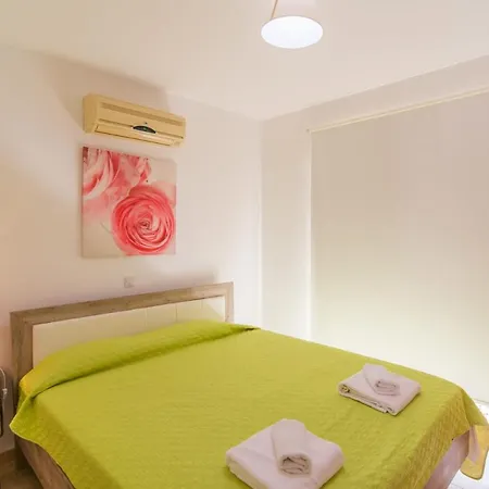 In Sleeps 6 Includes Swimming Pool Air Con And Wifi 0 0 *