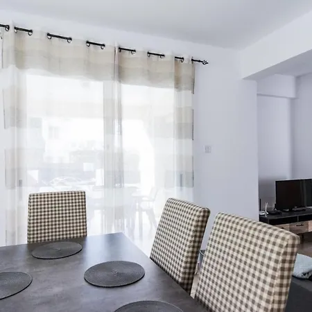In Sleeps 6 Includes Swimming Pool Air Con And Wifi 0 0