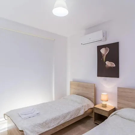 In Sleeps 6 Includes Swimming Pool Air Con And Wifi 0 0 *