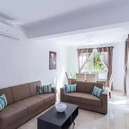 Villa In Sleeps 6 Includes Swimming Pool Air Con And Wifi 0 0