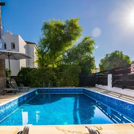 In Sleeps 6 Includes Swimming Pool Air Con And Wifi 0 0 Pégeia
