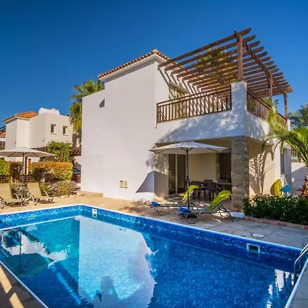 Villa In Sleeps 6 Includes Swimming Pool Air Con And Wifi 0 0 *